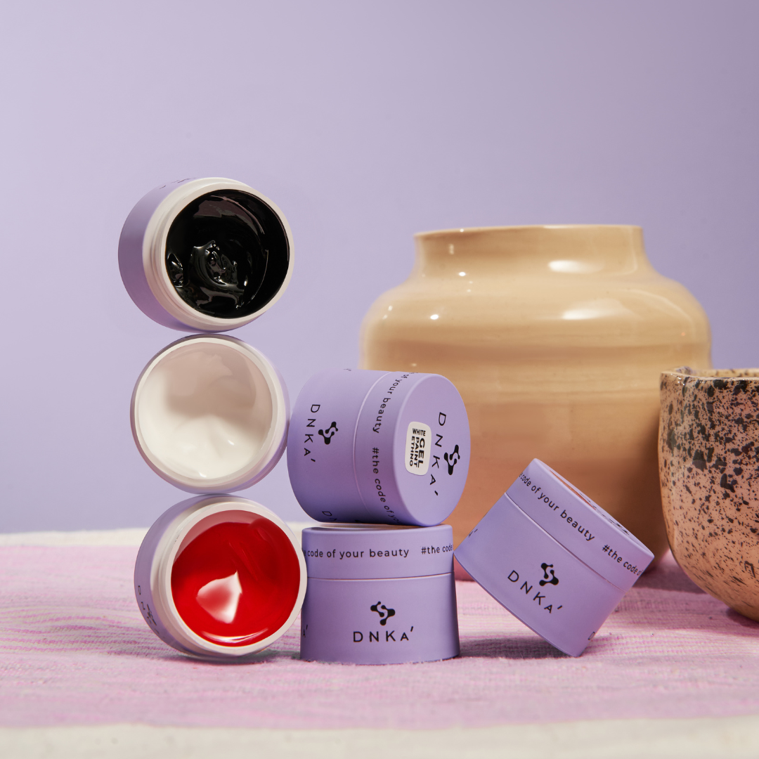 Tre barattolini di Gel Paint Ethno DNKà da 5 ml allineati nei colori bianco, nero e rosso