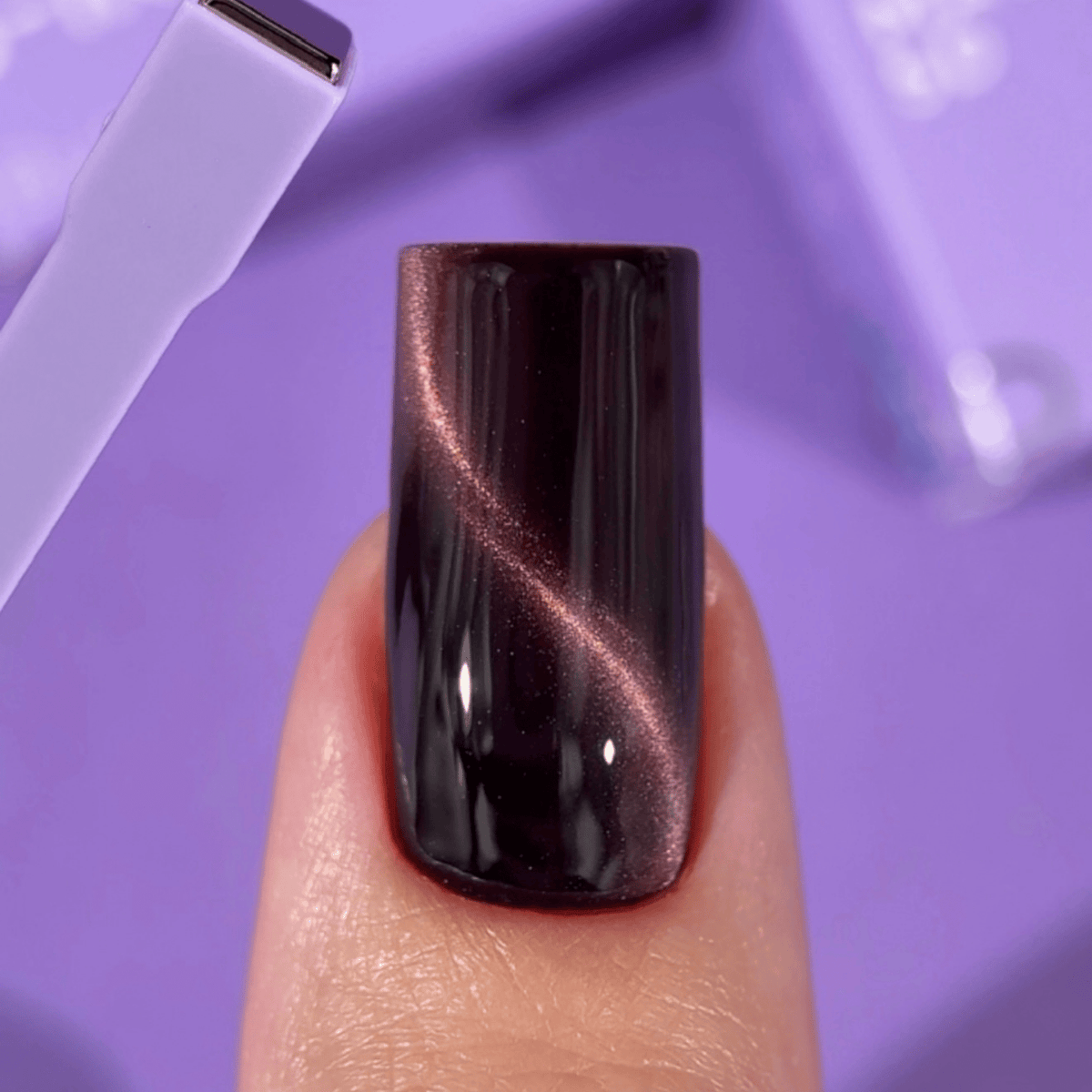 Effetti magnetici realizzati con Magnete DNKà Butterfly 3-in-1 su unghia