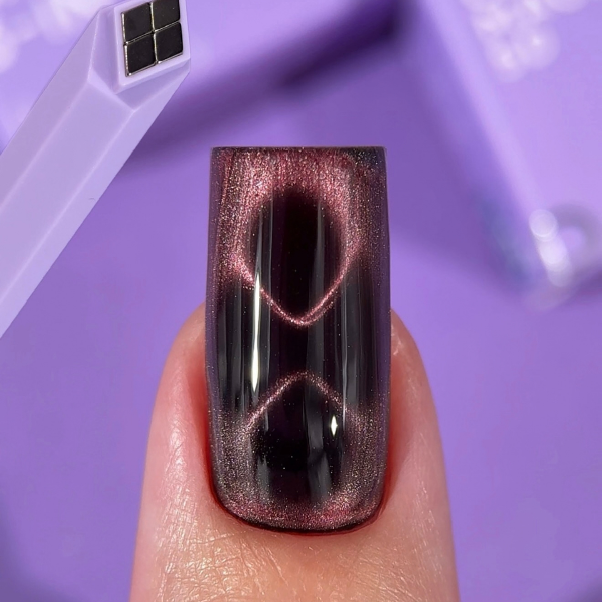 Utilizzo del Magnete Cat Eye DNKà Rhombus su gel polish magnetico su unghia