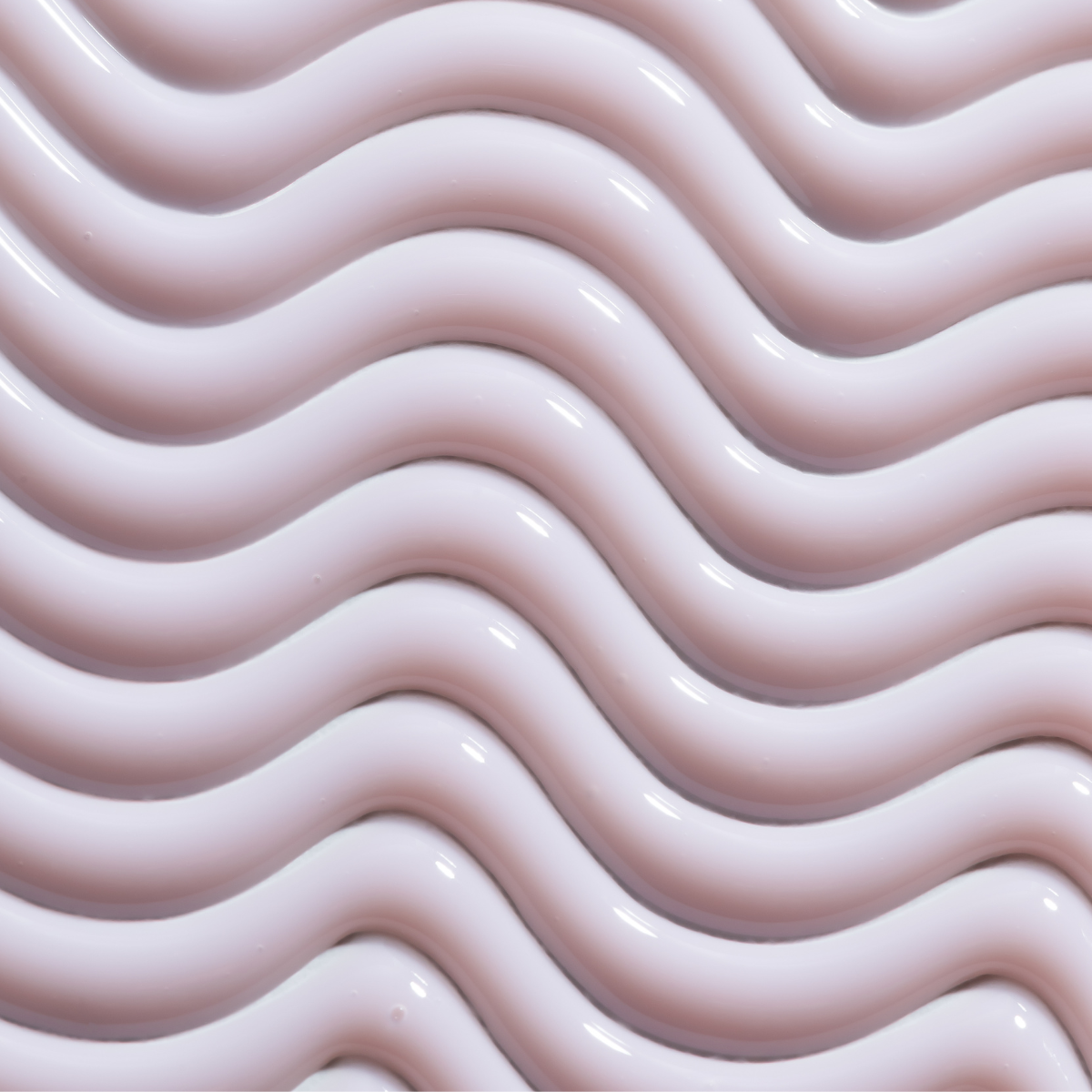 Texture del Builder Gel Light DNKà 0001 Wild spatolata su fondo bianco, gel costruttore dalla consistenza fluida