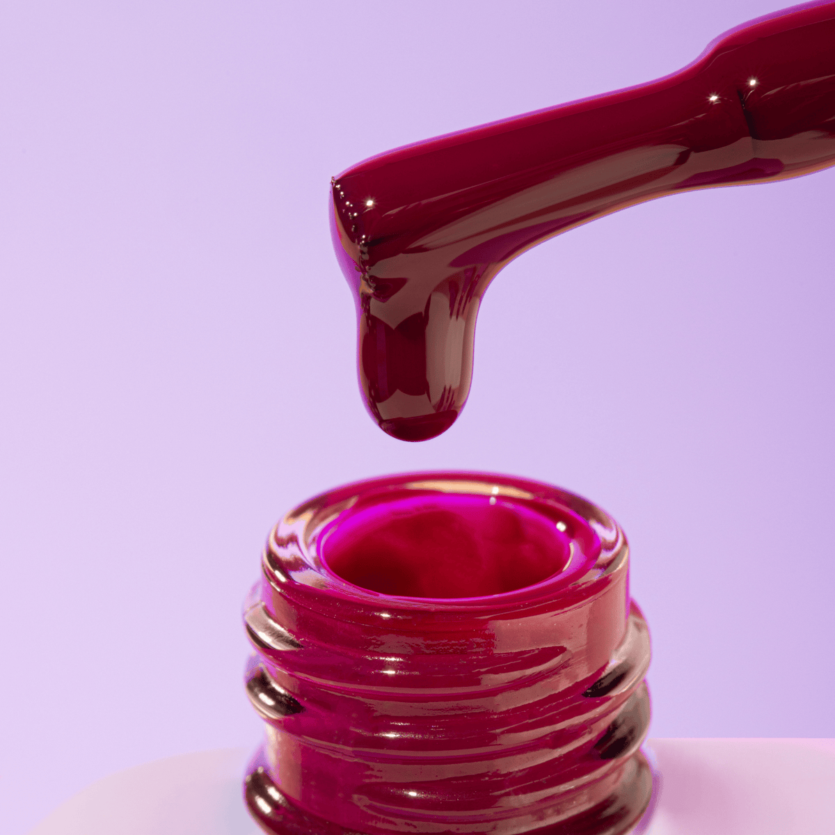 Boccetta di Gel Polish DNKà 0087 con il pennello e il colore che cola
