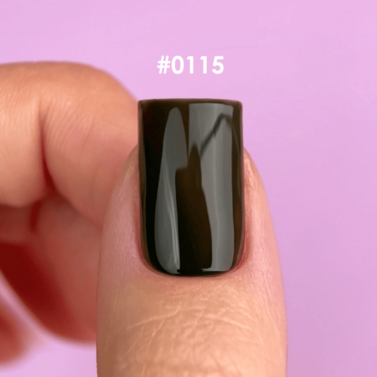 Unghia smaltata con DNKà Gel Polish 0115 Cindy, verde bottiglia intenso